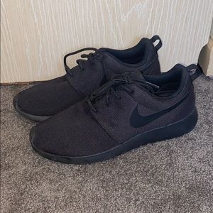 Black nike tennis shoes